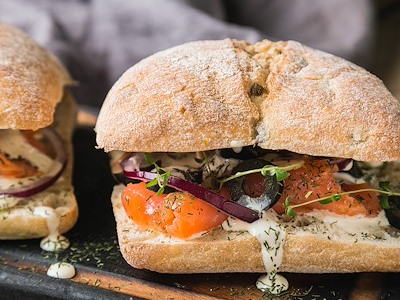 Sandwich con salmone, olive e panna acida